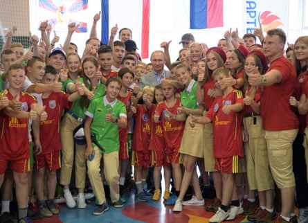 Wladimir Putin posiert 2017 für ein Foto mit Kindern im Artek-Kinderferienlager