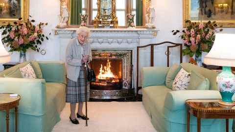 Königin Elizabeth II. wartet im Salon, bevor sie die neu gewählte Vorsitzende der konservativen Partei Liz Truss in Balmoral Castle zu einer Audienz empfängt, wo sie eingeladen wird, Premierministerin zu werden und am 6. September 2022 in Aberdeen, Schottland, eine neue Regierung zu bilden. 