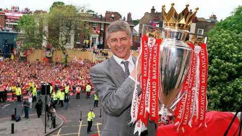 Wenger hält den Premier League-Pokal am 19. Mai 2004 im Rathaus von Islington.