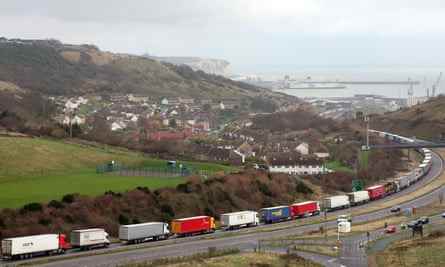 Lastwagen stehen Schlange, um im Dezember 2020 in den Hafen von Dover in Kent einzulaufen. 