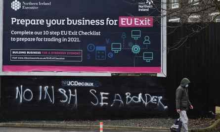 Graffiti in einem loyalistischen Viertel von Belfast, das gegen die Einführung einer Handelsgrenze zwischen NI und GB protestiert.