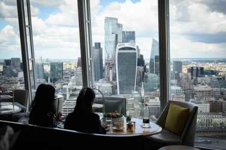Gäste genießen ihre Mahlzeiten im Jahr 2021 im Restaurant Tang im Shangri-La Hotel at the Shard in London