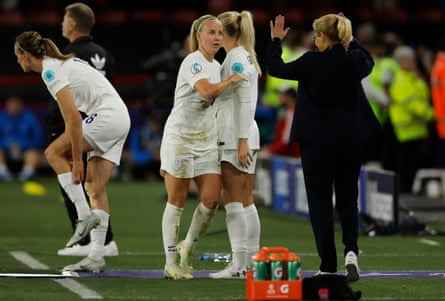 Die Engländerin Sarina Wiegman begrüßt Beth Mead, nachdem sie sie im Halbfinale der Euro 2022 ersetzt hat