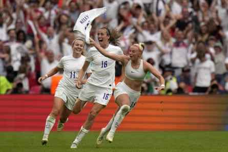 Die Engländerin Chloe Kelly feiert, nachdem sie im Finale der Euro 2022 gegen Deutschland das Siegtor ihrer Mannschaft erzielt hat