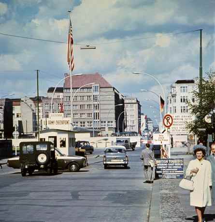 1968 der Grenzübergang Checkpoint Charlie zwischen Ost- und Westberlin