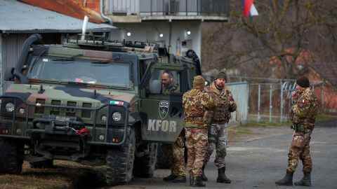 NATO-Friedenstruppen bewachen eine Straßensperre in Rudare, nahe dem nördlichen Teil von Mitrovica.