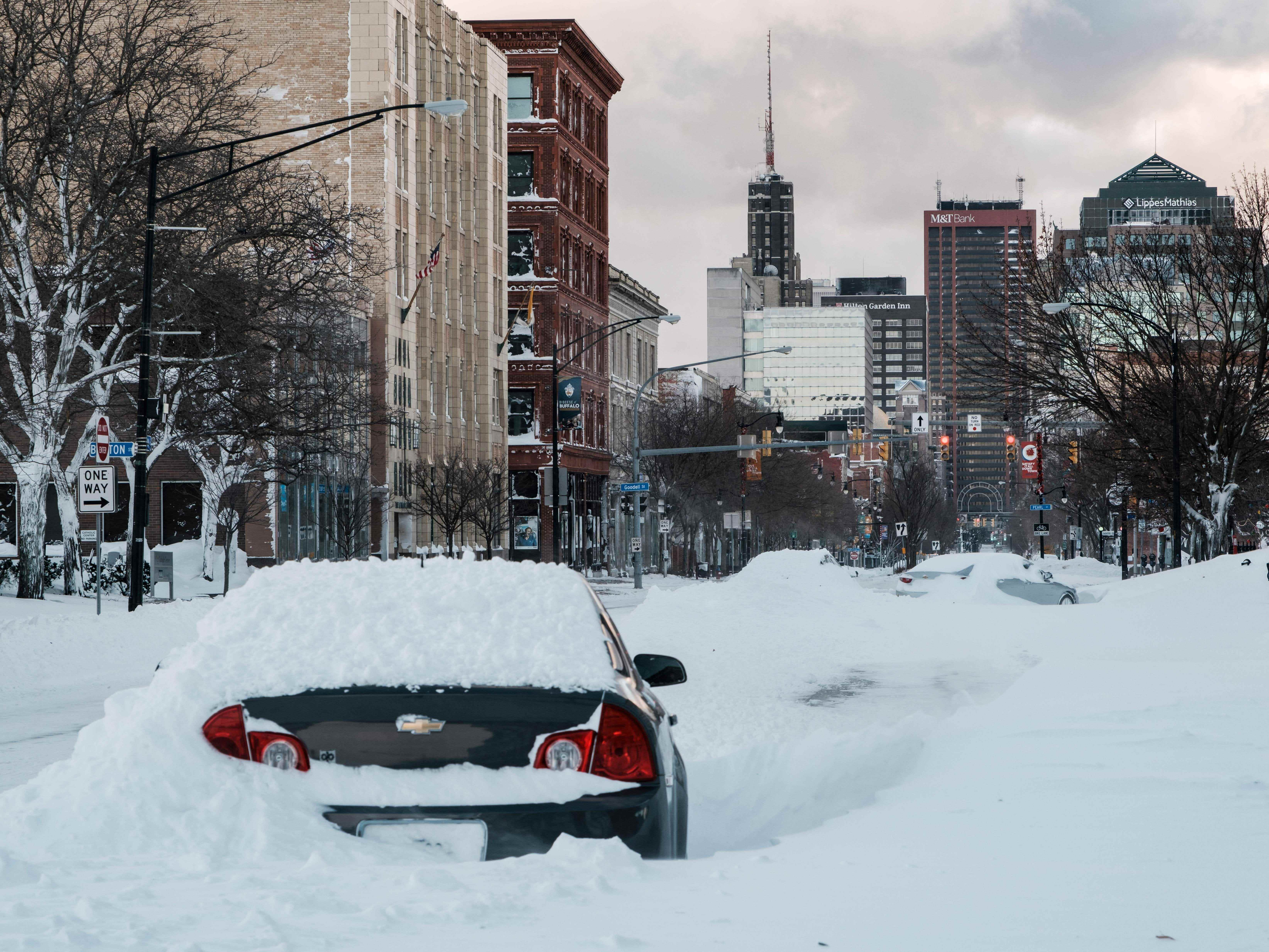 Ein verlassenes Fahrzeug wird am 25. Dezember 2022 auf einer Straße in Buffalo, New York, unter starkem Schneefall zurückgelassen.