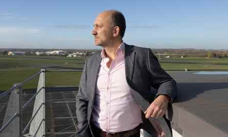 Der Geschäftsführer des Flughafens Southend, John Upton, überblickt die leere Landebahn des Flughafens.