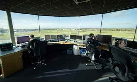 Mitarbeiter des Flughafens Southend im Tower der Flugsicherung.