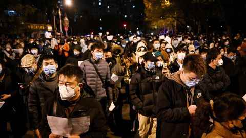 Demonstranten marschieren durch die Straßen Pekings, um am 28. November ein Ende von Null-Covid zu fordern.