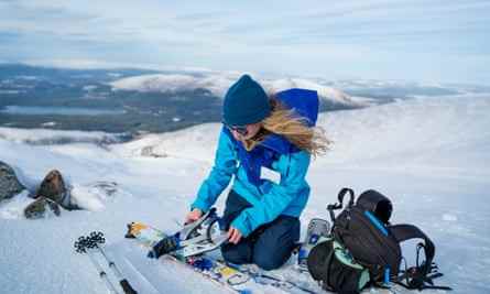 Die Autorin macht ihr „Split“-Board bereit, um mit dem Snowboard den Berg hinunterzufahren