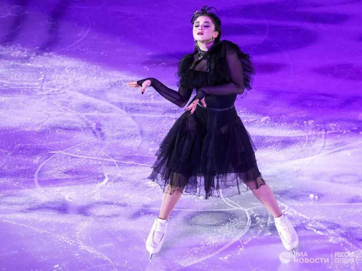 Kamila Valieva führt bei der russischen Eiskunstlauf-Meisterschaft einen viralen „Mittwochs“-Tanz auf.