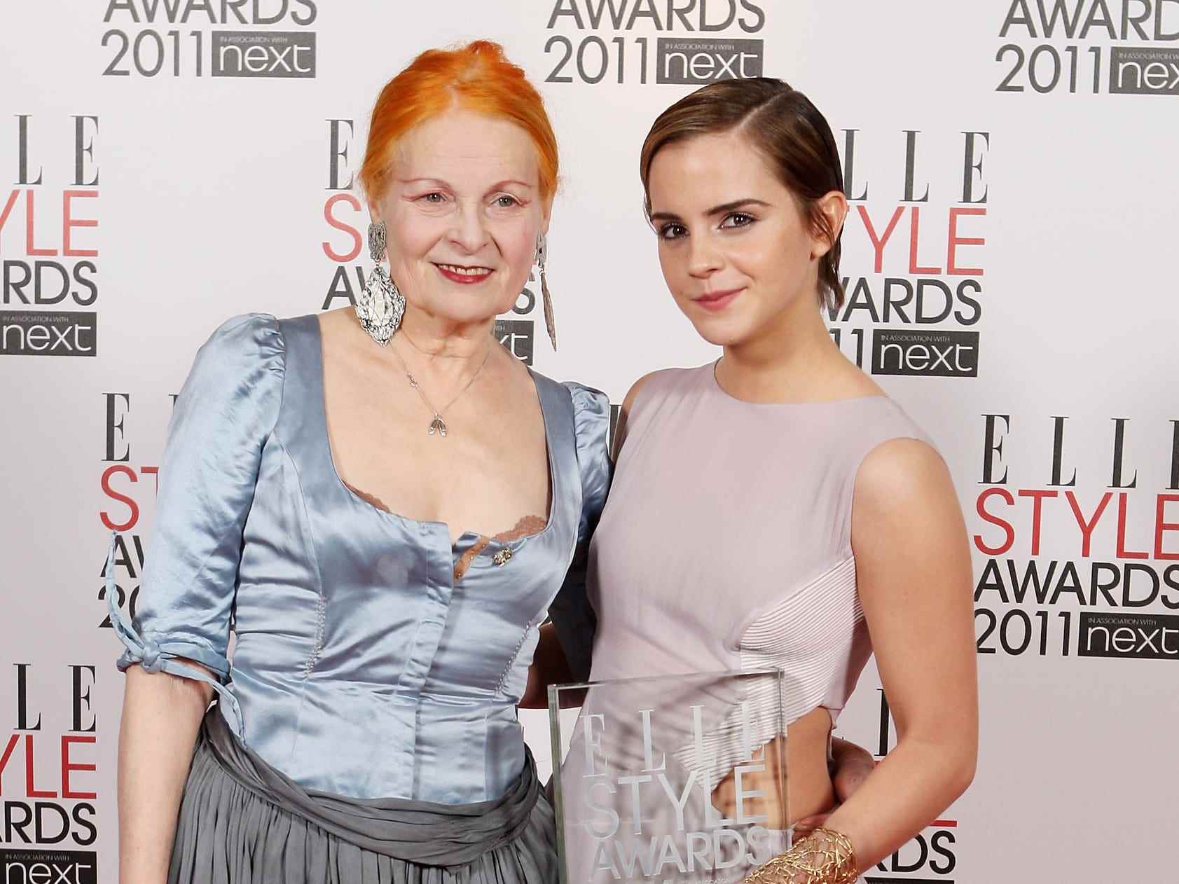 Emma Watson, Gewinnerin des Style Icon Award, posiert mit der Designerin Vivienne Westwood