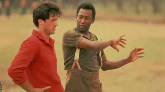 Pele mit dem Schauspieler Sylvester Stallone während der Dreharbeiten zu Escape to Victory, veröffentlicht 1981
