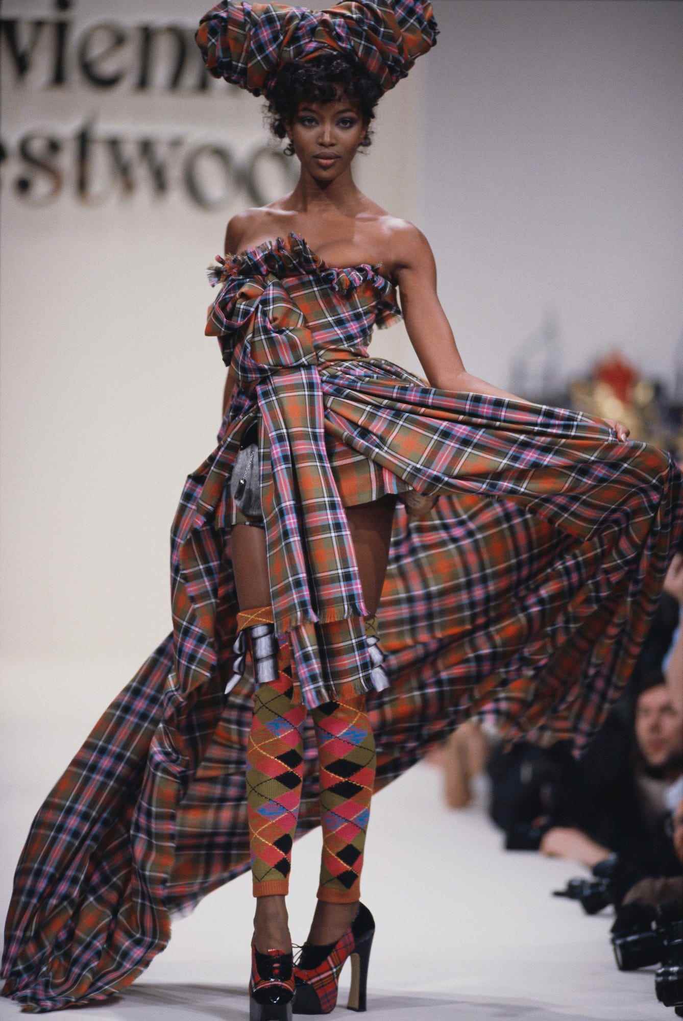 Naomi Campbell modelliert 1994 ein Design von Vivienne Westwood.