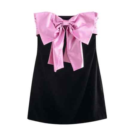 Schwarzes Kleid mit großer rosa Schleife