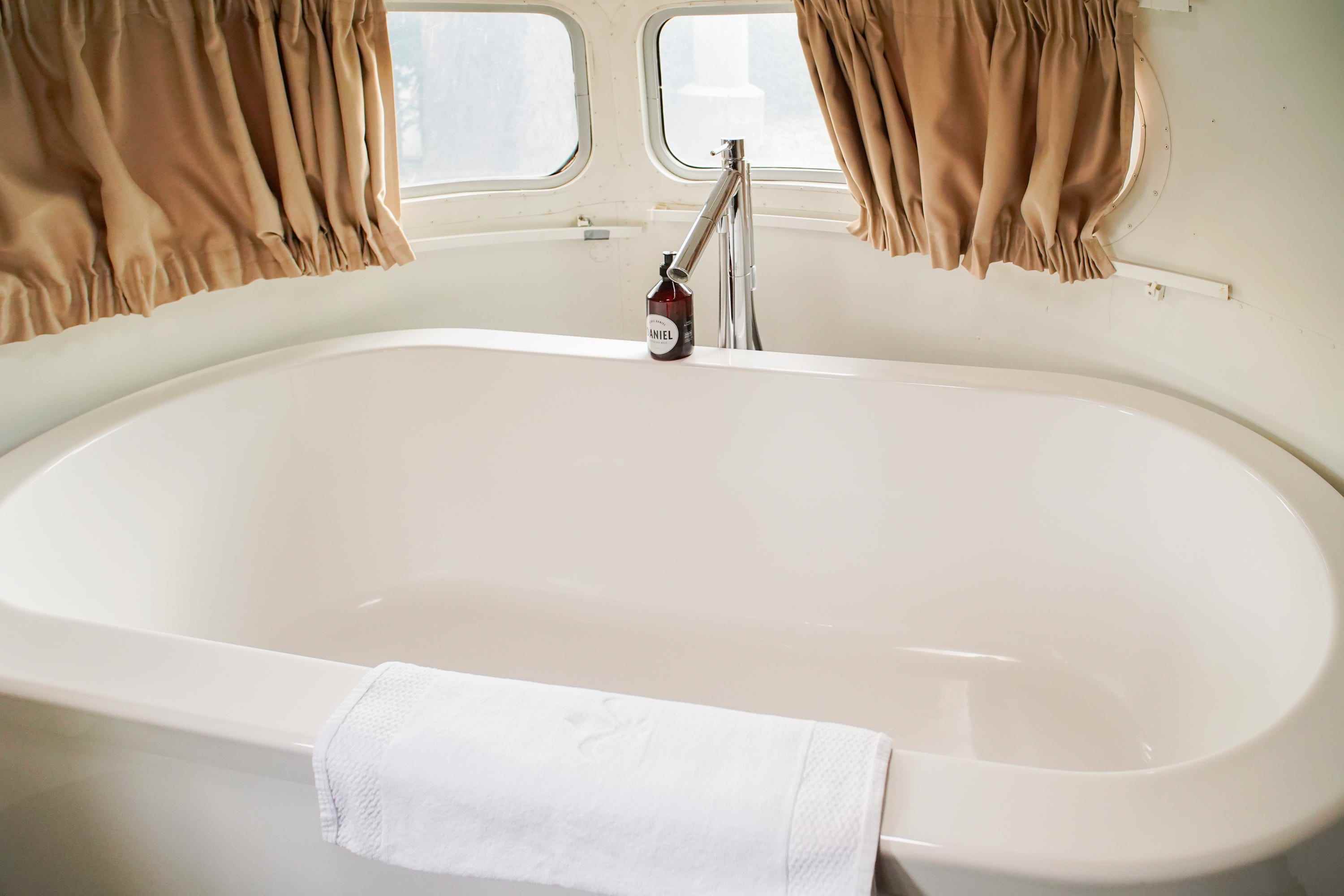 Das Badezimmer im Airstream-Trailer.
