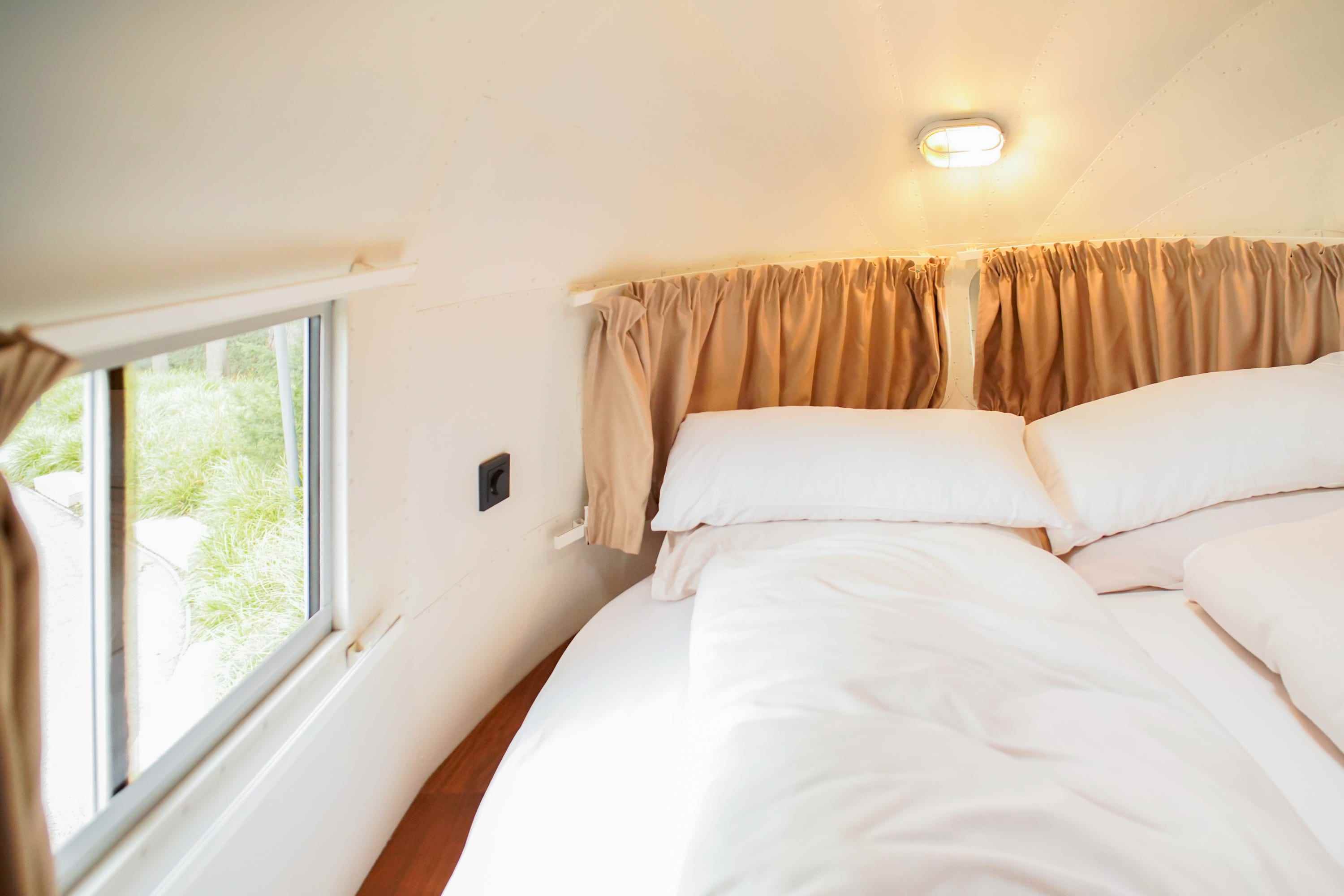 Das Bett im Airstream Trailer.