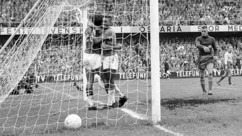 Pelé umarmt seinen Teamkollegen Vava, nachdem er das Tor zum 2:1 im WM-Finale 1958 erzielt hat. 