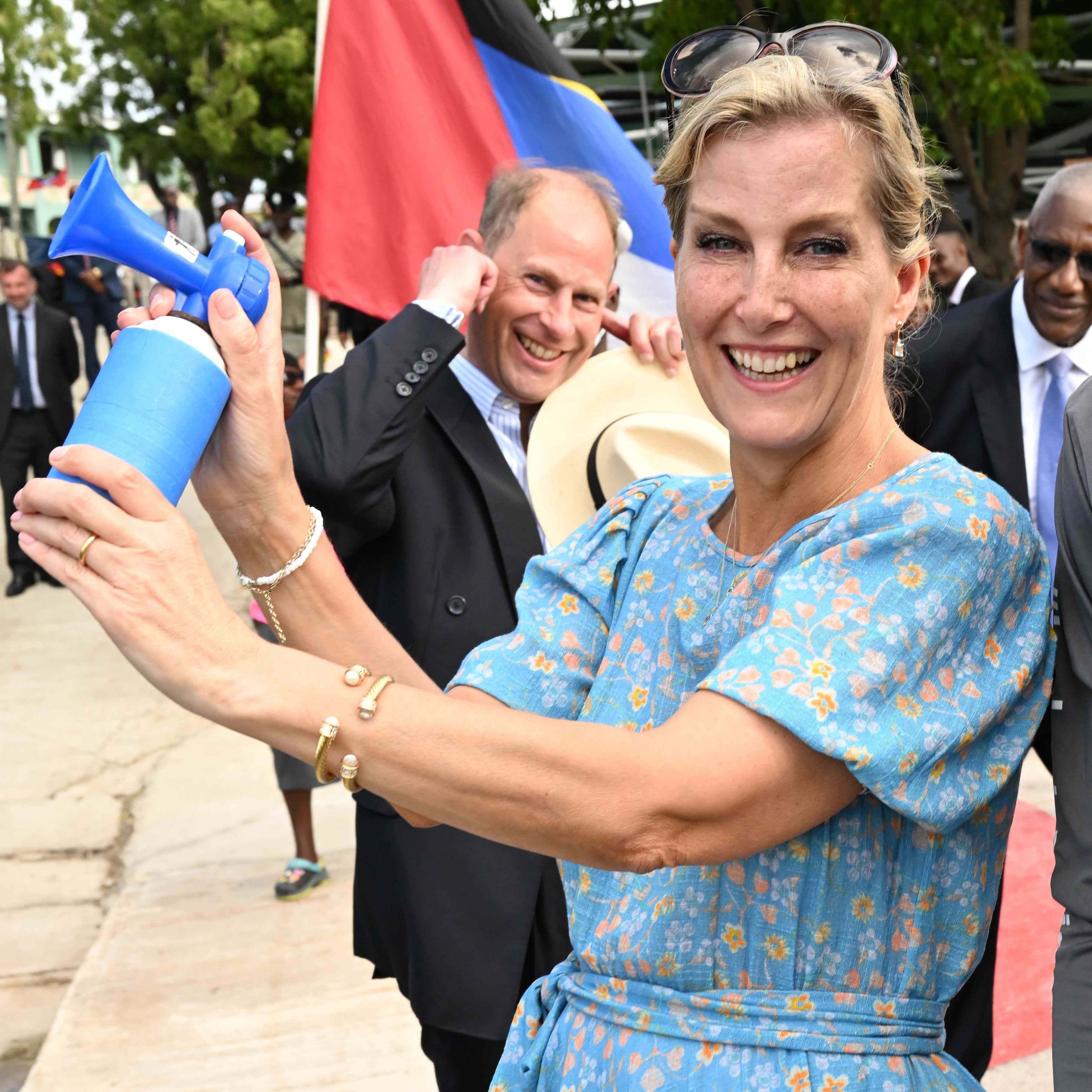 Sophie, Gräfin von Wessex, hält ein Nebelhorn in der Karibik