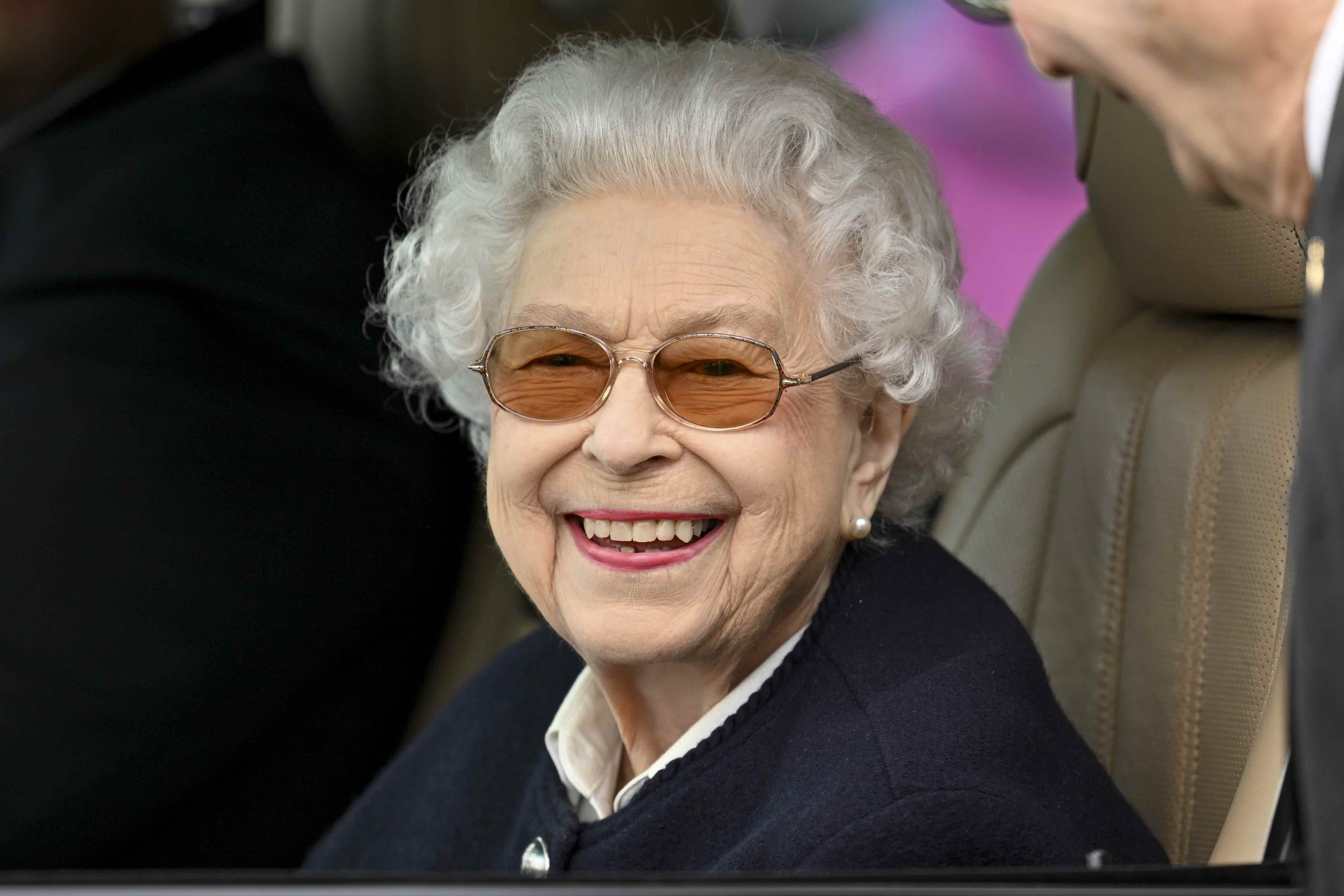Queen Elizabeth lächelt bei der Royal Windsor Horse Show