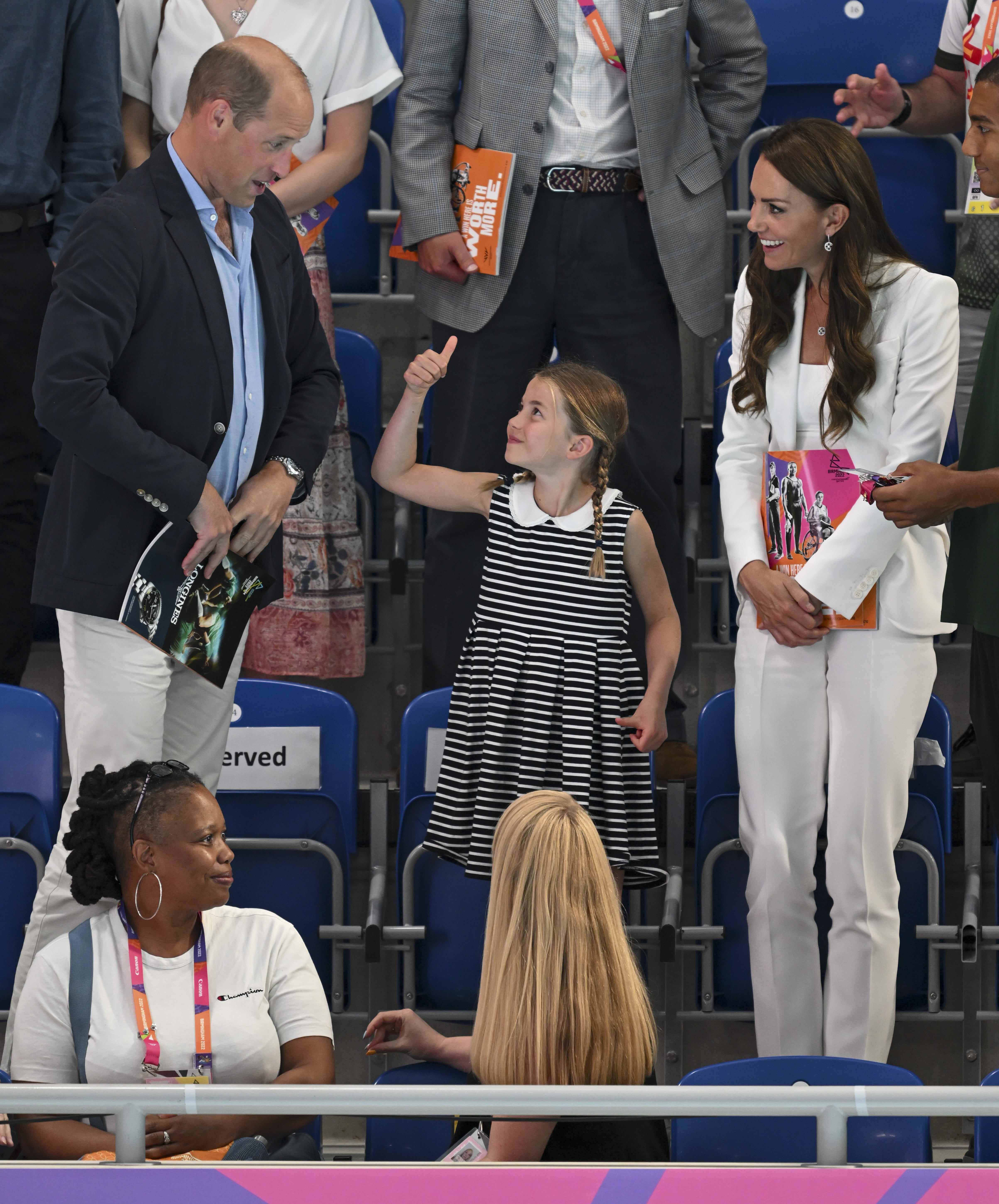 Prinzessin Charlotte gibt Prinz William und Kate Middleton bei den Commonwealth Games einen Daumen nach oben