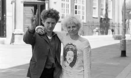 Vivienne Westwood und Malcolm McLaren im Jahr 1977. Die von ihrem Geschäft Seditionaries in der Kings Road, Chelsea, verkauften Kleidungsstücke wurden beiden zugeschrieben.