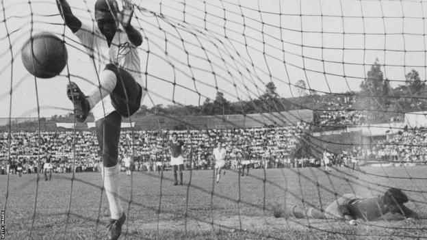 Ein junger Pele springt ins Netz, nachdem er 1958 für Santos gegen Guarani aus Paraguay getroffen hat