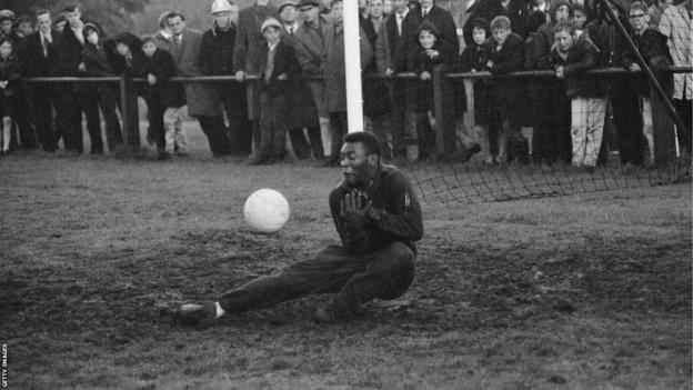 Pele hält während einer brasilianischen Trainingseinheit bei der Weltmeisterschaft 1966 das Tor