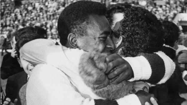 Pele umarmt einen Teamkollegen, nachdem Brasilien 1962 die Weltmeisterschaft gewonnen hat