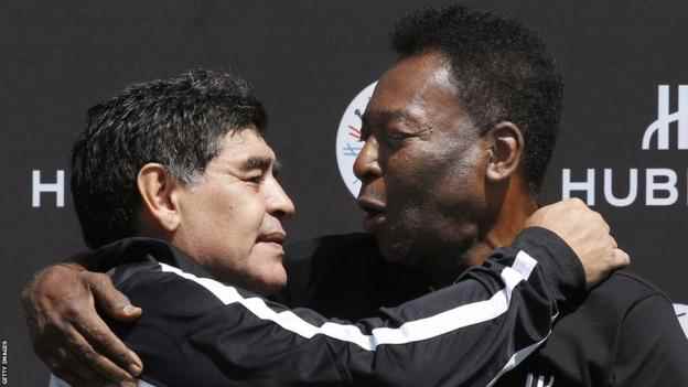 Die brasilianische Legende Pelé umarmt 2016 die argentinische Legende Maradona
