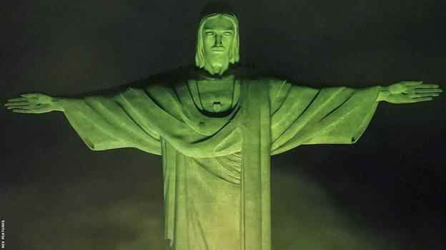 Rios berühmte Christus-Erlöser-Statue wird zu Ehren von Pele in den Farben der brasilianischen Nationalflagge beleuchtet