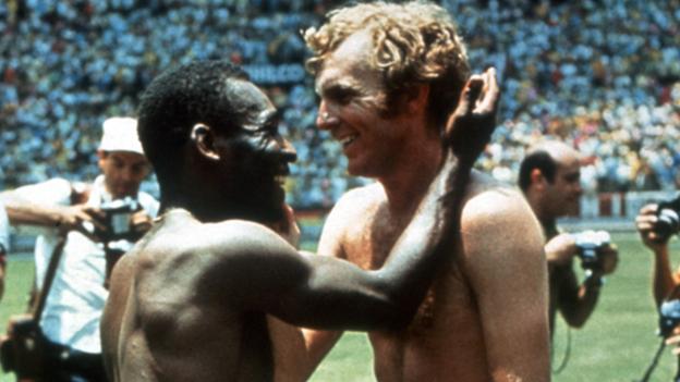 Pele tauscht bei der Weltmeisterschaft 1970 Trikots mit dem Engländer Bobby Moore