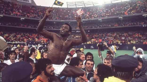 Pele wird nach seinem letzten Spiel 1977 von seinen New York Cosmos-Teamkollegen vom Platz getragen