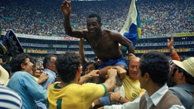 Pele feiert seinen dritten WM-Titel nach Brasiliens Sieg über Italien im Finale 1970