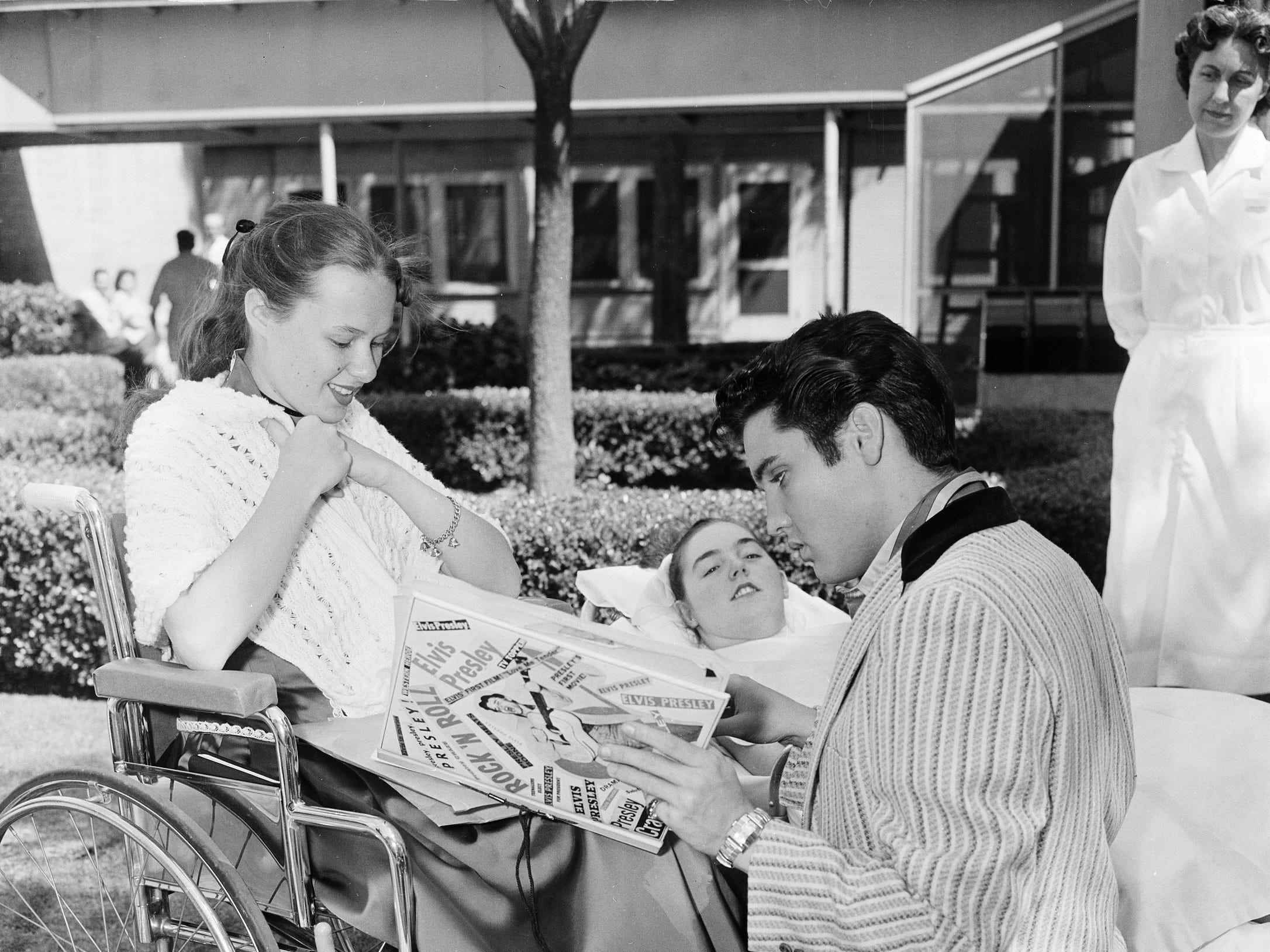 Elvis trifft Fans mit Kinderlähmung
