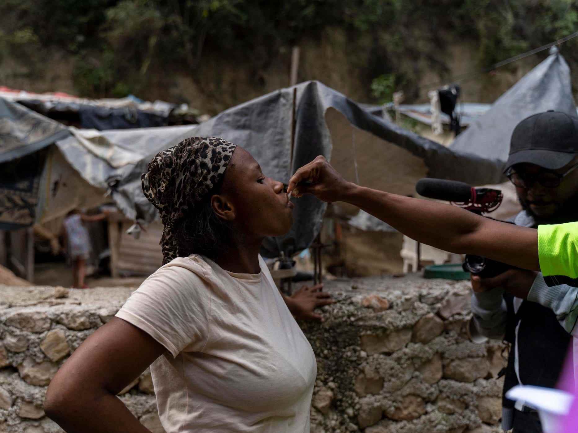 Frau, die orale Cholera-Impfung einnimmt