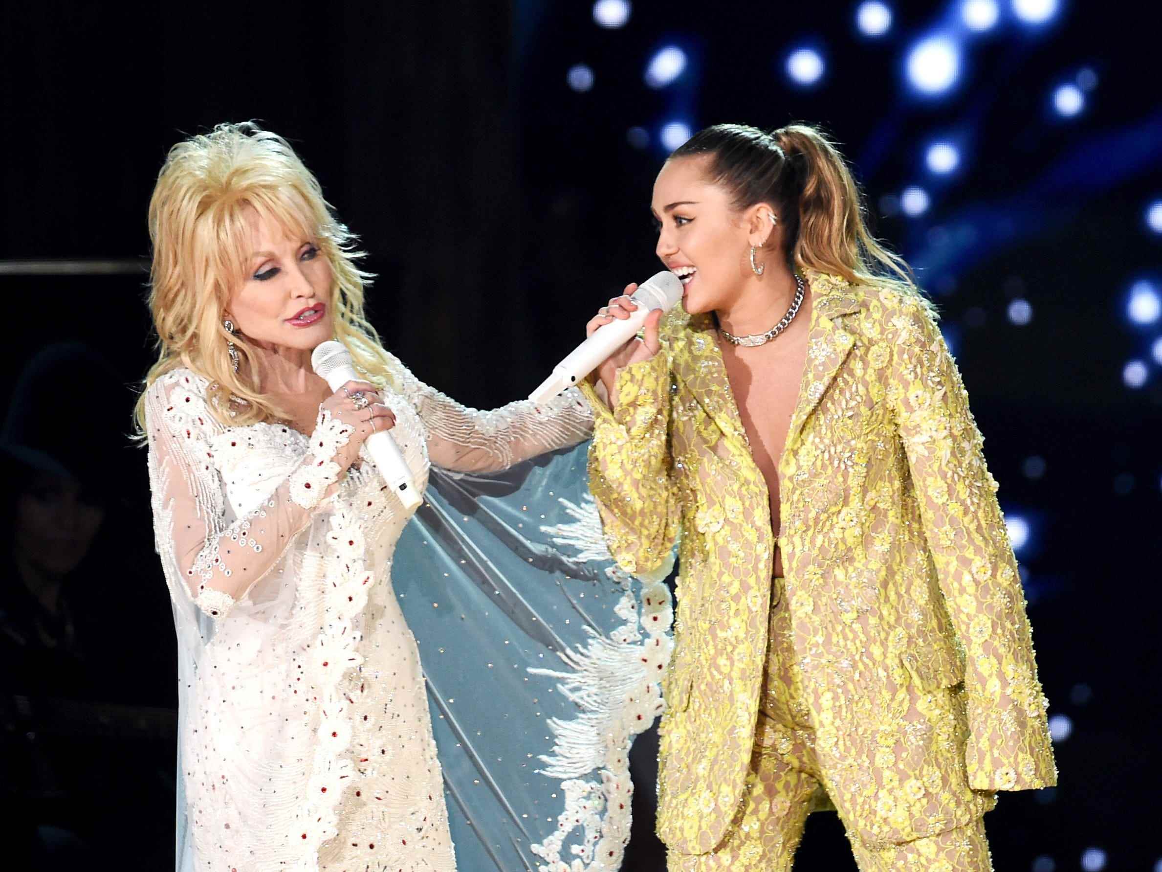 Dolly Parton und Miley Cyrus treten auf der Bühne auf
