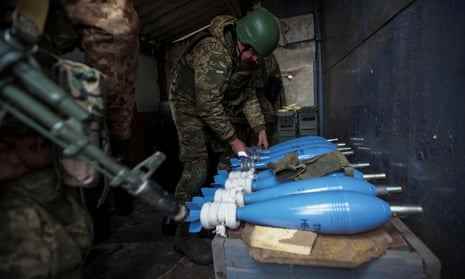 Ukrainische Truppen bereiten Mörsergranaten vor, bevor sie sie auf russische Stellungen am Stadtrand von Bachmut abfeuern