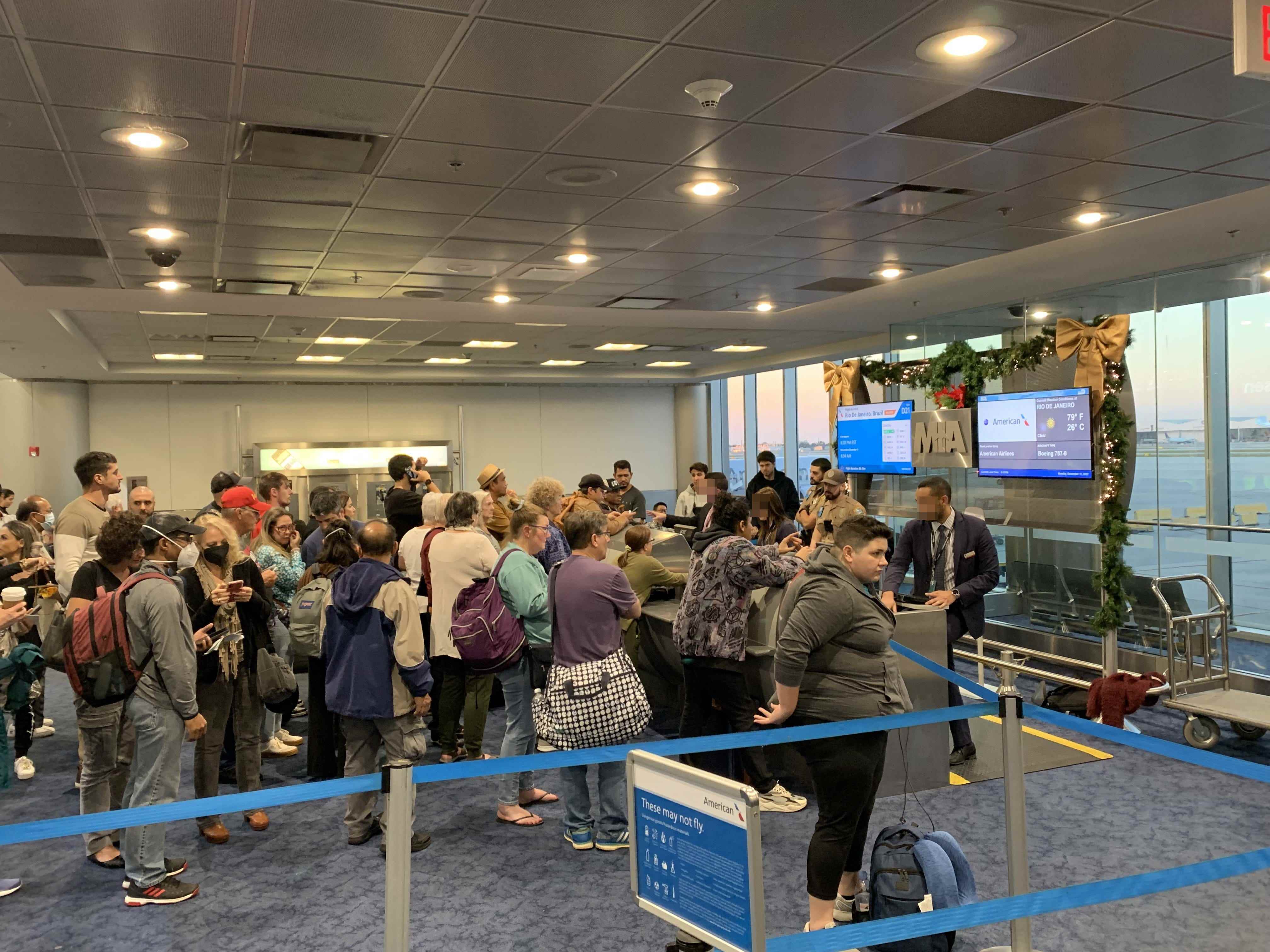 Suneil Kamath American Airlines Flugreisen Kunden warten am Gate.