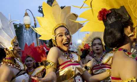 Balinesische Tänzer treten auf, während sie an einer Kulturparade während einer Silvesterfeier an einer Hauptstraße in Denpasar, Bali, Indonesien, teilnehmen.
