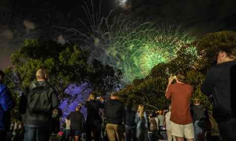 Während der Silvesterfeier am 31. Dezember 2022 in Sydney, Australien, sehen sich die Menschen um 21 Uhr ein Feuerwerk im Sydney Botanic Garden an.