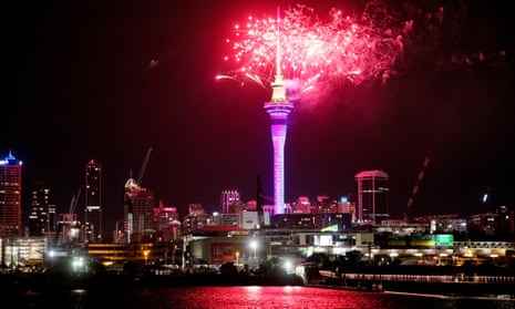 Feuerwerke explodieren über dem Sky Tower im Zentrum von Auckland, als die Neujahrsfeierlichkeiten in Neuseeland am Sonntag, den 1. Januar 2023 beginnen. (Dean Purcel/NZ Herald via AP)