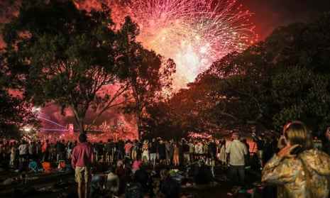 Menschen sehen sich am 31. Dezember 2022 um 21 Uhr in Sydney, Australien, ein Feuerwerk an