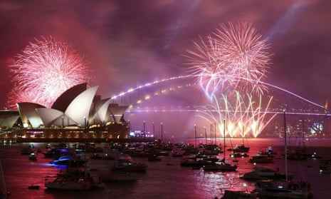Das „Familienfeuerwerk“, das jedes Jahr drei Stunden vor Mitternacht vor der Hauptshow um Mitternacht stattfindet, erfüllt an Silvester den Himmel über dem Opernhaus in Sydney.
