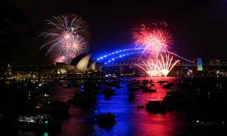 Silvesterfeiern in SydneyFrühe Feuerwerke explodieren während der Silvesterfeiern über dem Opernhaus von Sydney.