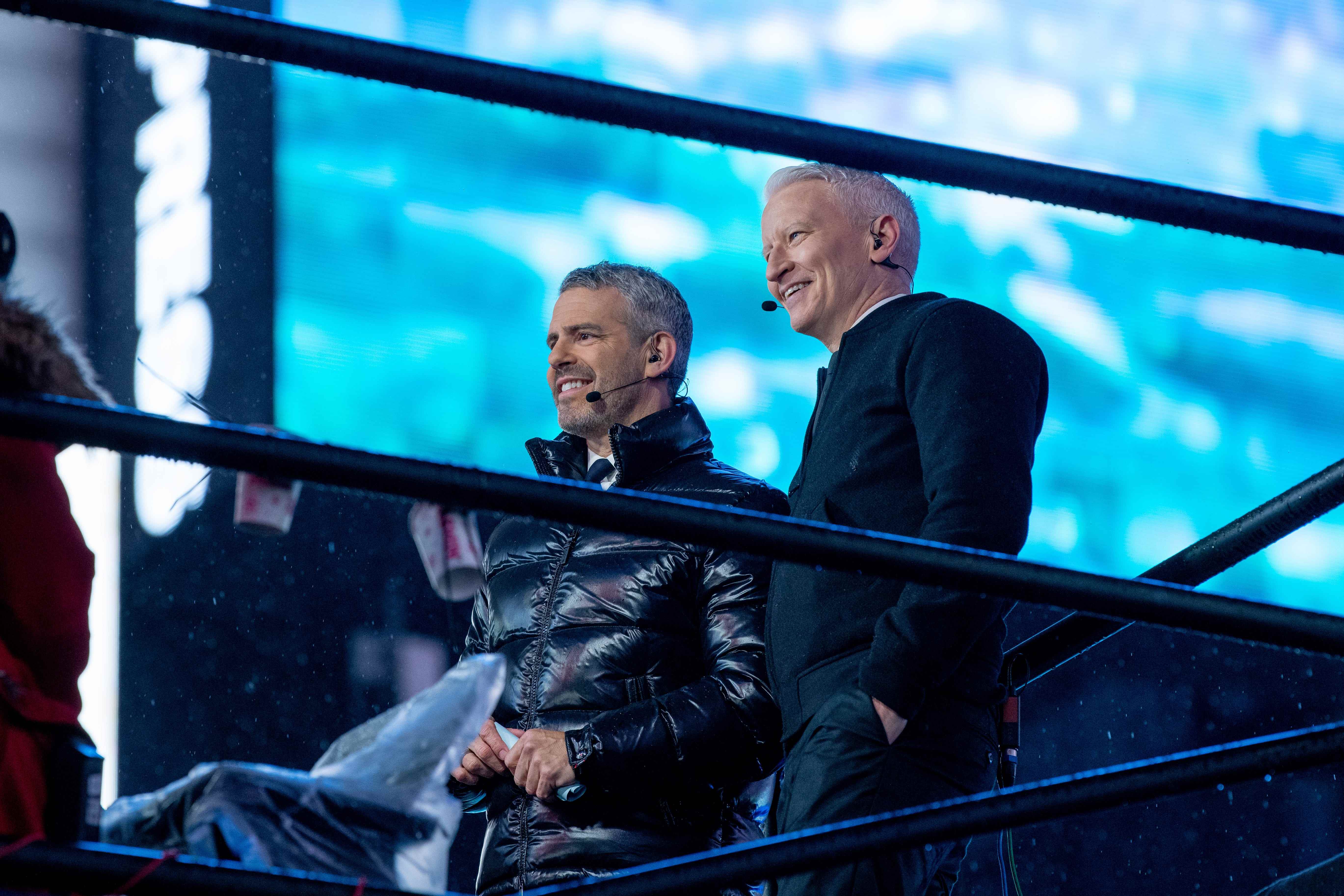Andy Cohen und Anderson Cooper nehmen am 31. Dezember 2019 an der Silvesterfeier am Times Square teil.