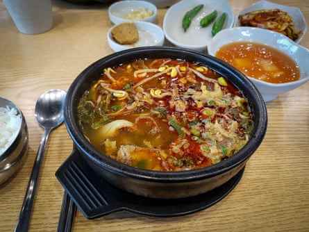 Haejang-guk oder Katersuppe – Suppe, die in der koreanischen Küche als Heilmittel gegen Kater gegessen wird.  Geschnittenes geronnenes Ochsenblut ähnlich Blutwurst in Rinderbrühe.