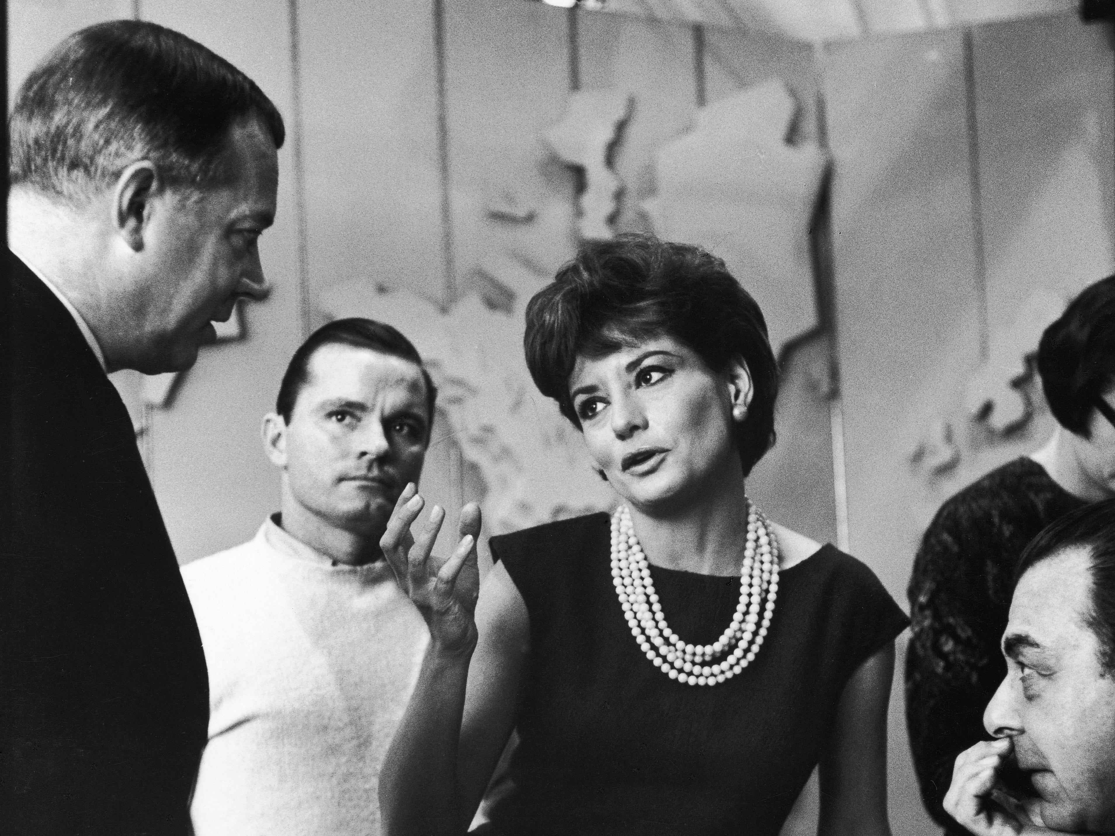 Die amerikanischen Rundfunkjournalisten Hugh Downs (links) und Barbara Walters unterhalten sich 1966 am Set der Show „Today“, New York, New York.