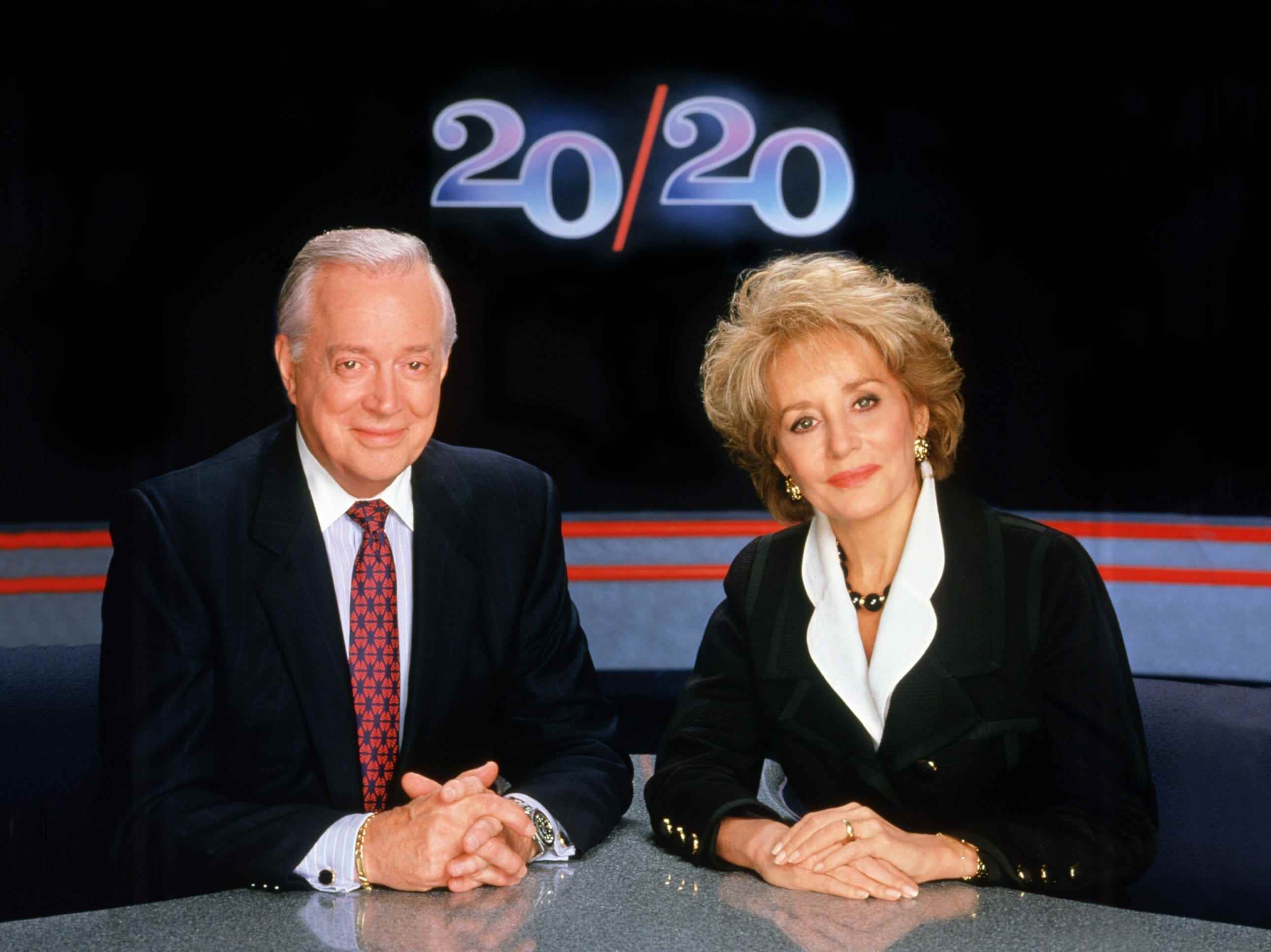 Hugh Downs und Barbara Walters am Set von „20/20“ im Jahr 1999